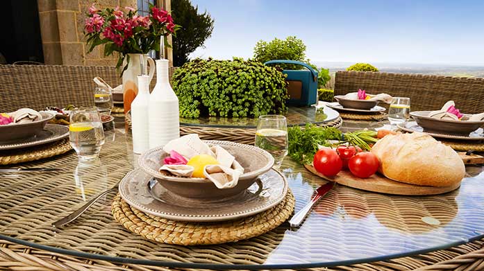 Outdoor Entertaining: Drink & Dine Get ready for garden parties and sunset soirées with our outdoor entertaining essentials. Think: wine glasses, BBQ tool sets, salad bowls and outdoor pizza ovens.