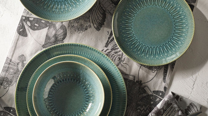 Botanical Tablescape with Kew Inspired by artwork found in The Royal Botanic Gardens, Kew archives, this stunning crockery range includes ceramic plates, floral-printed mugs and an array of charming tea towels and aprons.
