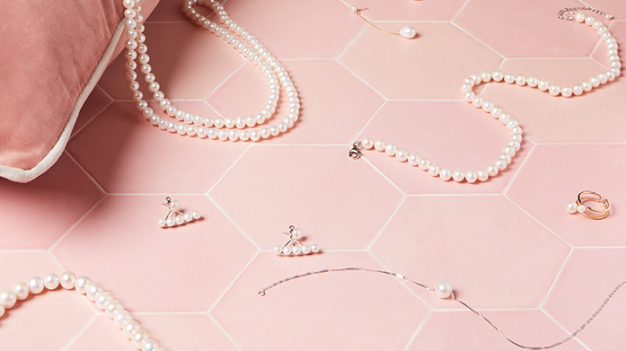 The Jewellery Round Up By Lindenhoff For an effortlessly elegant look, shop chic jewellery pieces from Lindenhoff. Expect diamond earrings, pearl necklaces and pendant bracelets.