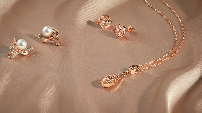 Christmas Gifting: Swarovski Crystal Elements Explore the need-to-know jewellery trends from Ma Petite Amie. Each piece is beautifully crafted with Swarovski Crystal Elements.
